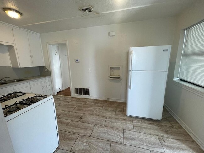 Photo - 1 Bed 1 Bath Duplex For Lease!