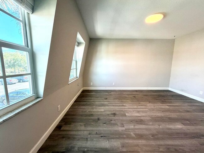 Photo - 413 N Cypress Dr