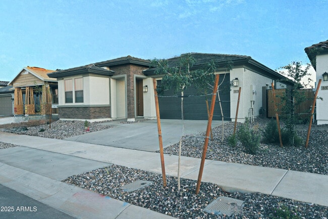 879 W Finch Dr