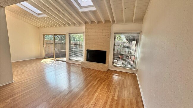 Photo - 8903 Trone Cir Unidad B