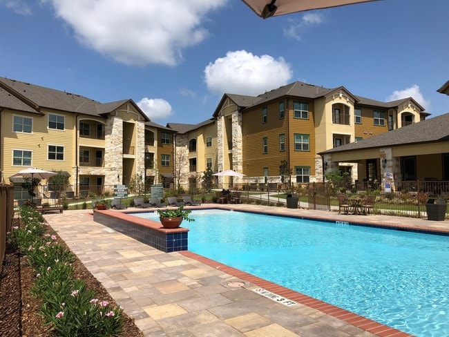 Pool & Clubhouse