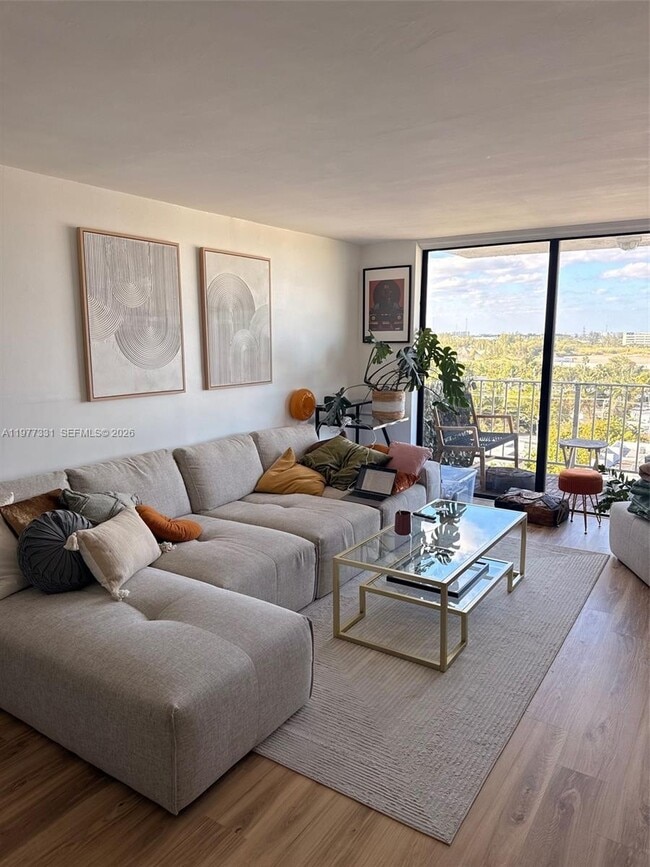 Building Photo - 2350 NE 135th St Unit 901