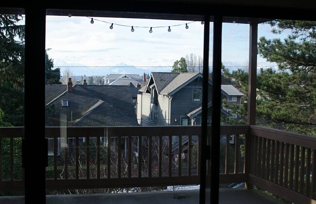 Building Photo - 1506 10th Avenue West Unit Lower Rental