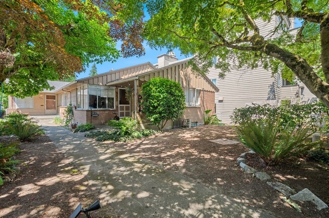 Building Photo - 4837 Fauntleroy Wy SW Unit 4837