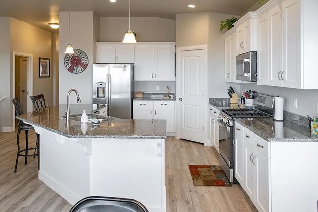 Photo - 3 Bedroom Furnished Home! Short term lease!! Available from May 1st - October 31st!