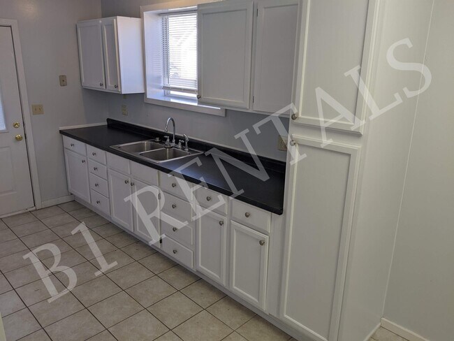 Photo - 712 Summit St