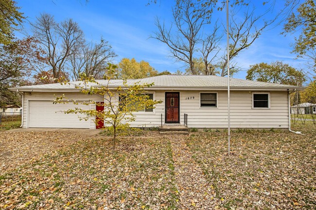 Photo - Beautiful Remodeled 3/1 home with large yard! - Ask about our Deposit Free Leasing opportunity!