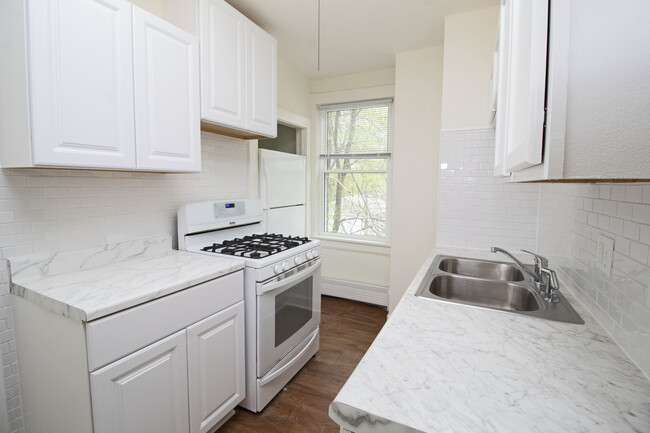 Building Photo - 867 Central Ave W Unit 2