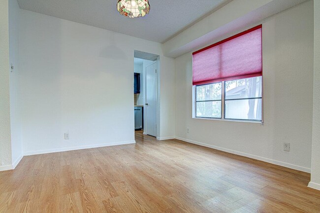 Photo - 1909 Scofield Ln