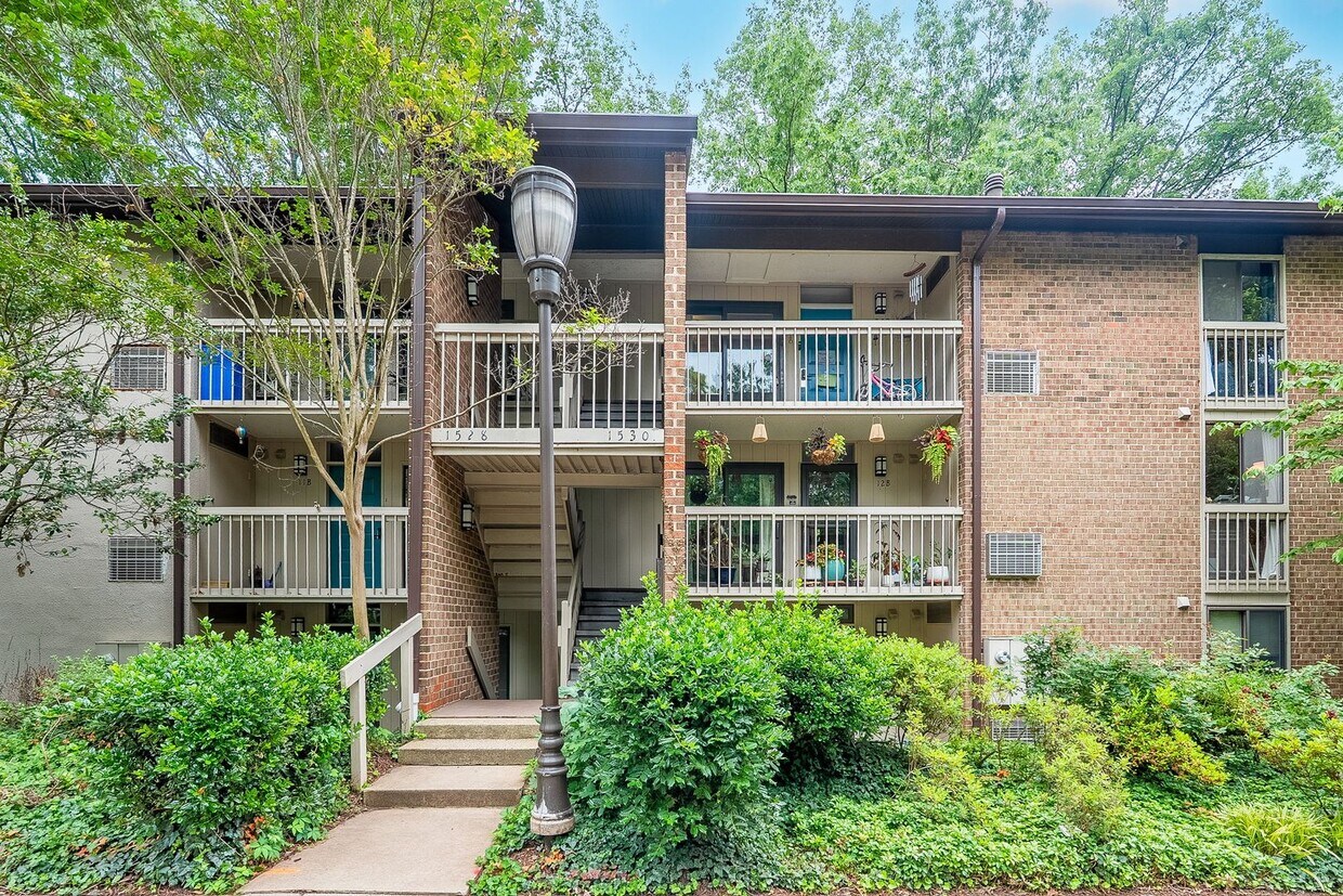 Top-floor condo located in the charming La... - Top-floor condo located in the charming La...