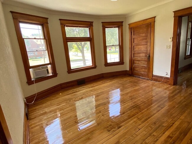 Living room - 434 Goodrich Ave Unit 1 Rental