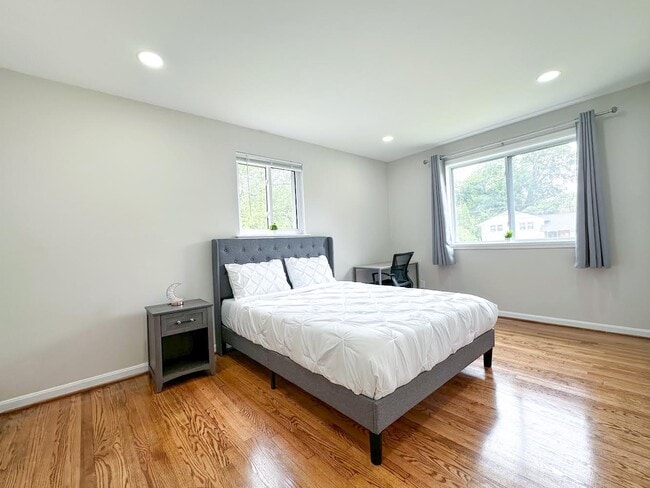 Deluxe Bedroom - 7515 Havelock St Unidad Deluxe Bedroom