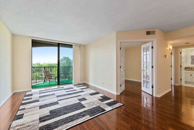 living room - 511 Aurora Ave Unit 602