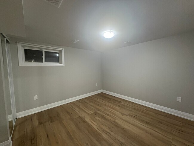Photo - 3 Bed Basement in Hamilton Unit Basement