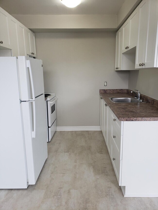 Photo - 105 Mausser Av