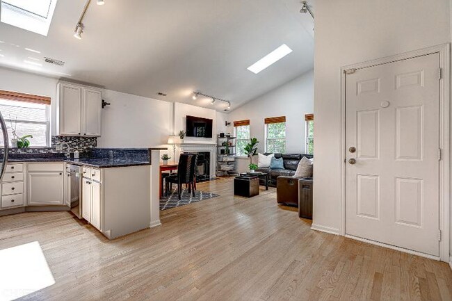 Photo - 1227 N Noble St Unidad 3S