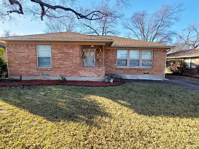 Building Photo - 3 Bedroom, 2 Bath home in Casa View!