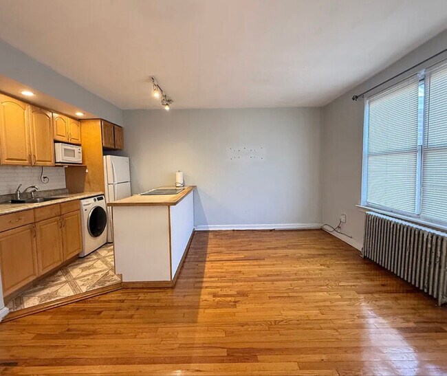 Photo - 40-31 202nd St