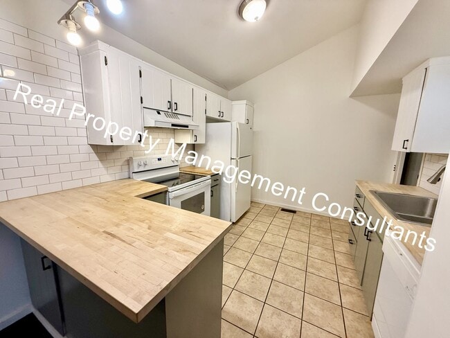 Photo - Spacious 5-Bedroom Townhome