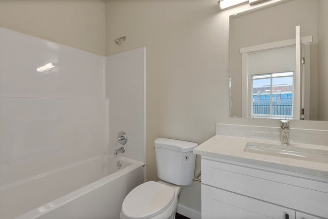 Photo - 2108 S J St Unidad 203