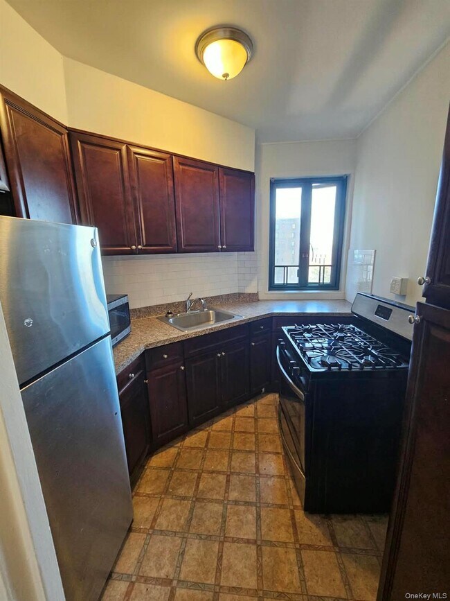 1507 Metropolitan Ave Unit 10E