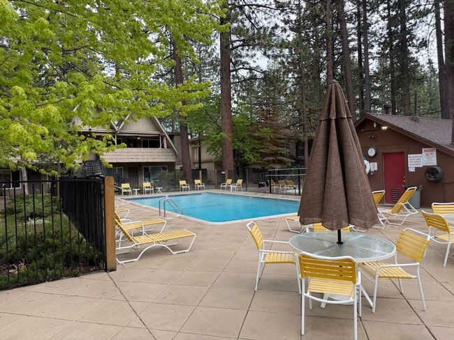 Building Photo - UNFURNISHED Upgraded Condo in Central location - Quiet Condominium Complex