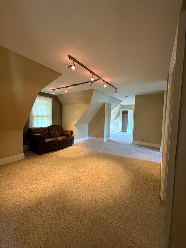 Building Photo - 805 W Ferry St Unit 3rd Floor