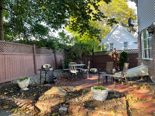 Backyard Patio - 395 Hanover St Unidad 1