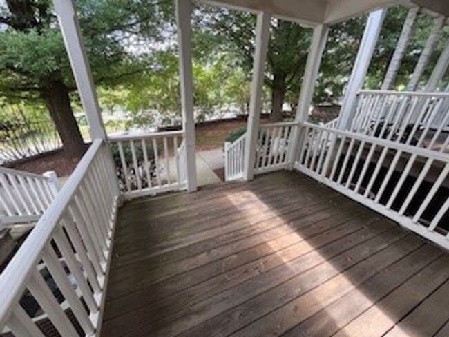 Building Photo - Spacious, Light-Filled Home Minutes from C...