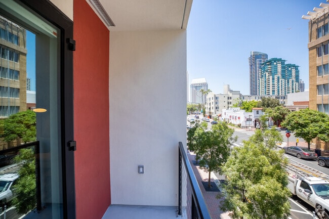 1BR, 1 BA - 643SF