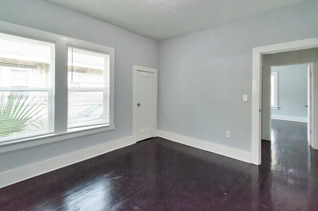 Photo - 29 W 21st St