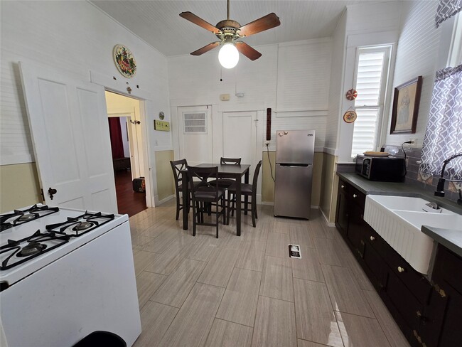 Photo - 916 Avenue H