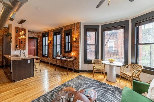 14 W 14th St Unit 201