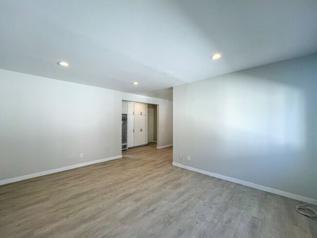 1549 W 224th St