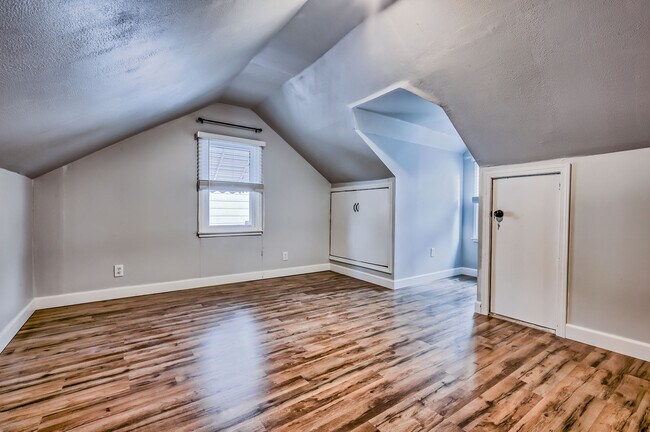 Photo - 470 Falstaff Rd