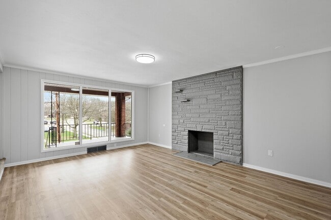 Photo - Stunning 3 bed, 2 bath home in East Hills available August 1!