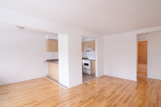 Building Photo - 4590 Chemin Queen Mary Unit 107