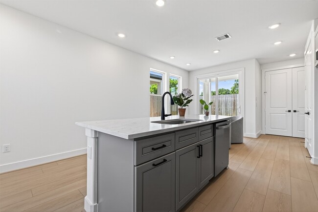 Photo - 704 Sonfield Dr