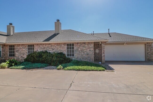 Building Photo - 2 bed 2 bath Rental