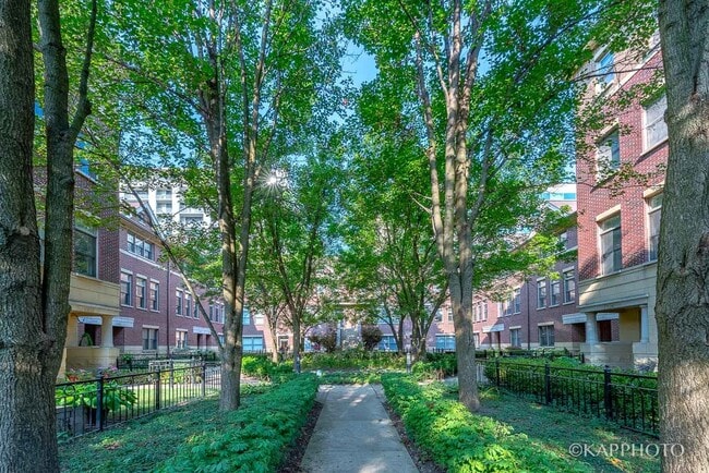 Building Photo - 1942 S Prairie Ave Unit 3
