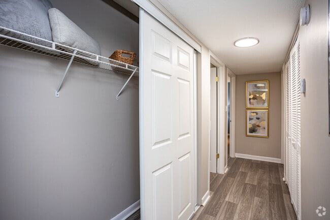 2BR, 2BA - 1,078SF - Hall Closet