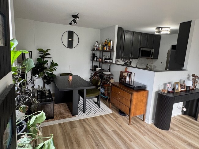 Photo - 1460 N Sandburg Terrace