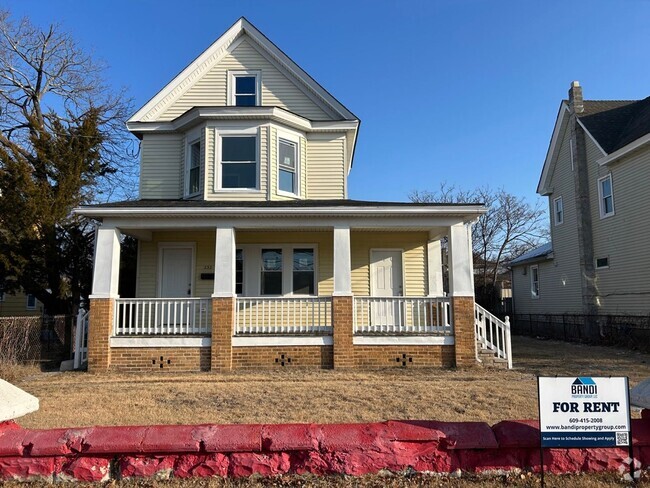 Building Photo - Newly Renovated 5 Bedroom 2.5 Bath House