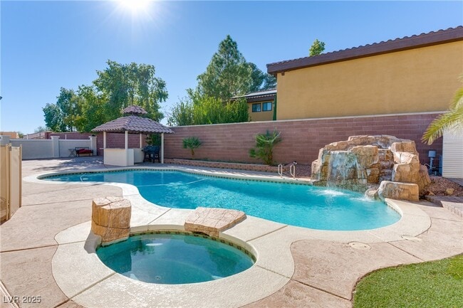 Photo - 2121 Rosanna St