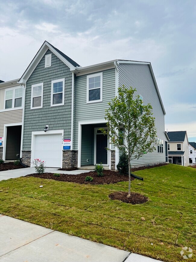 Building Photo - Modern Townhome | 3 Bed/2.5 Bath | End Unit