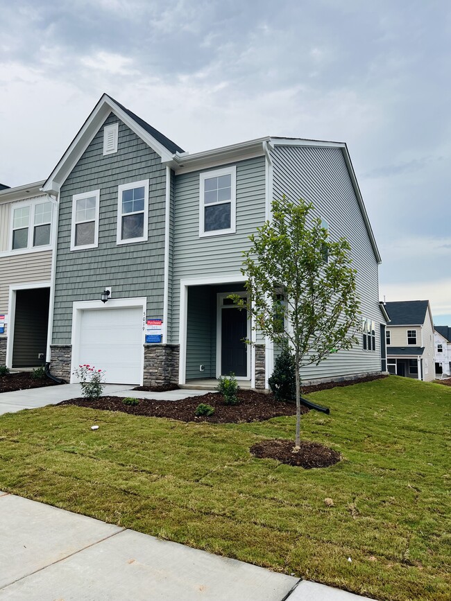 Building Photo - Modern New Townhome | 3 Bed/2.5 Bath | End...