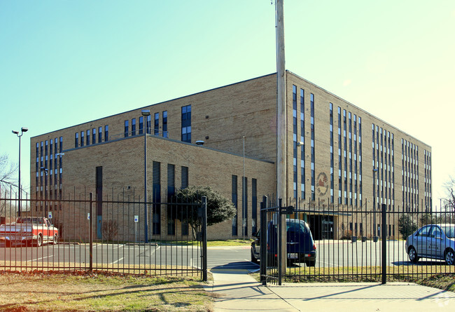 Inhofe Plaza - Inhofe Plaza Apartments