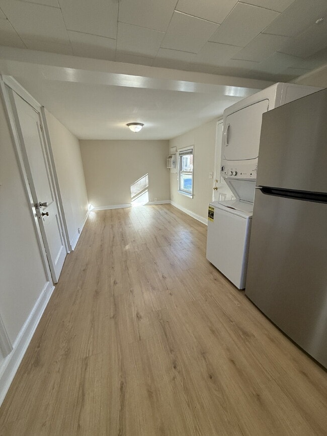Photo - "Charming 1-Bedroom Apartment in a 4-unit ... Unidad Apt A