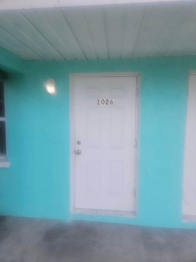 Building Photo - 2/1 DUPLEX Rental