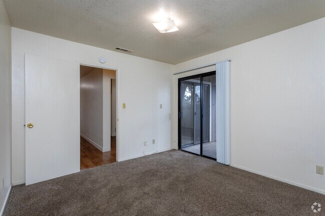 2BD, 2BA - 922SF - Master Bedroom